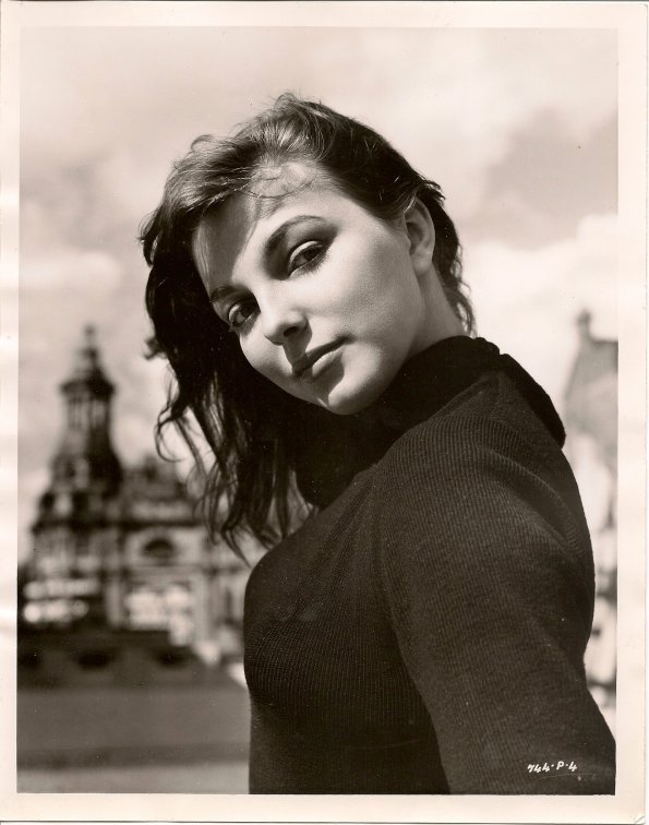Joan-Collins-at-18-years-old
