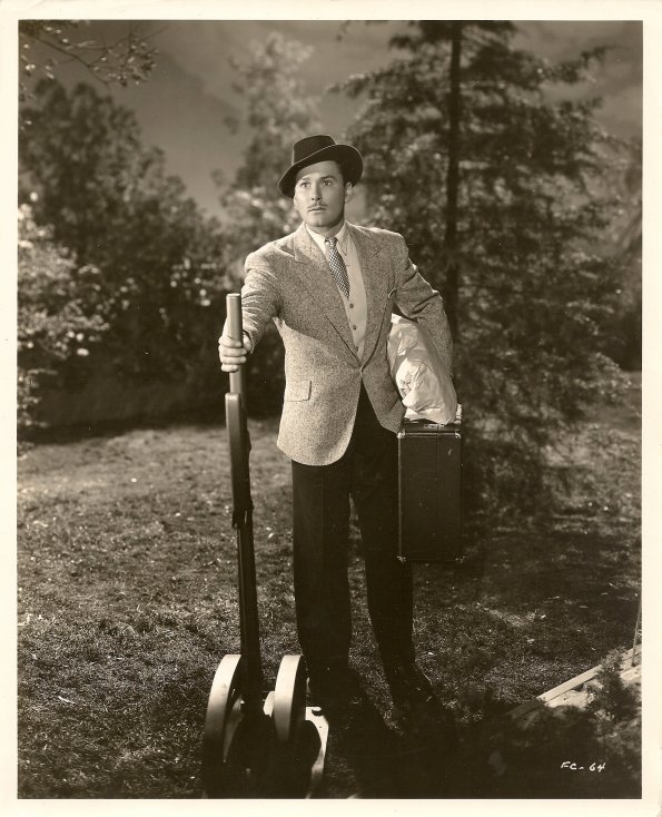 Errol-Flynn-4-acrowd